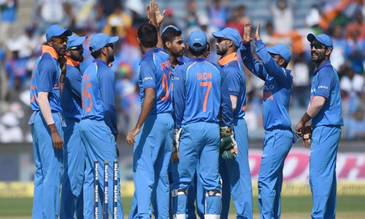 India restrict New Zealand to 230/9 in 2nd ODI 