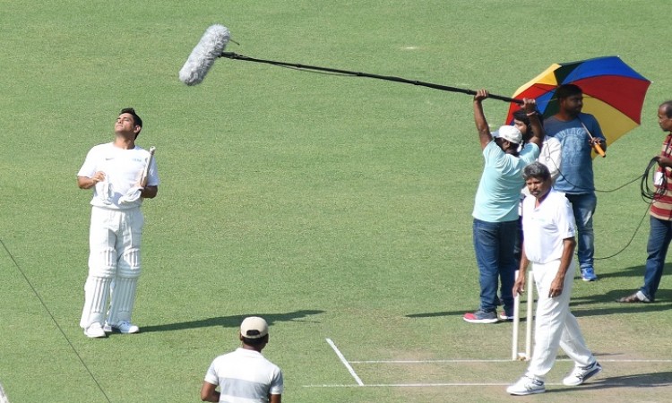 Kapil Dev, MS Dhoni 'take on' each other on cricket pitch