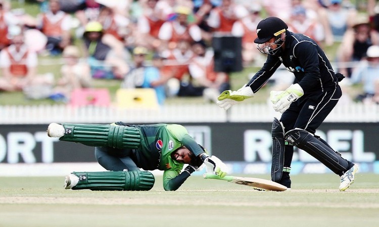  Shoaib Malik shows symptoms of delayed concussion after being hit on the head