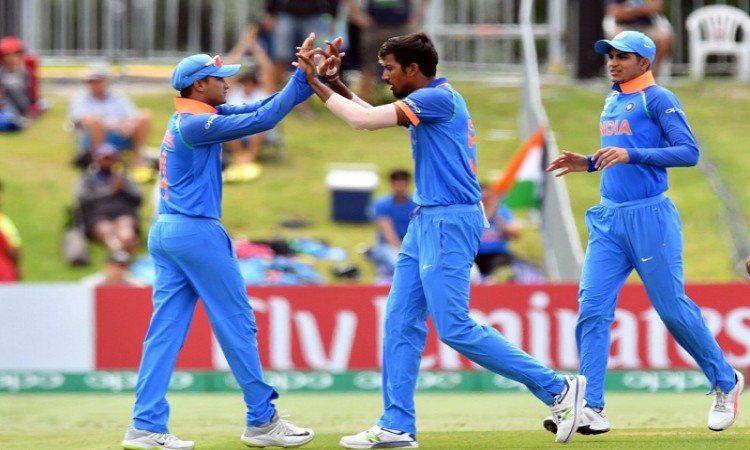 India restrict Australia to 216 in ICC U-19 Cricket World Cup Final Images