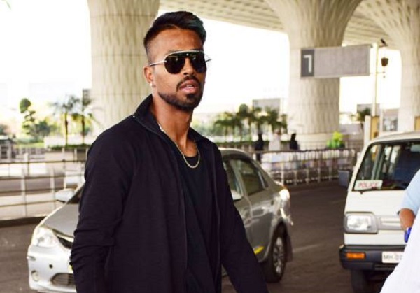 Elli AvrRam Sees Off Boyfriend Hardik Pandya At The Airport Elli AvrRam Sees Off Boyfriend Hardik Pandya At The Airport
