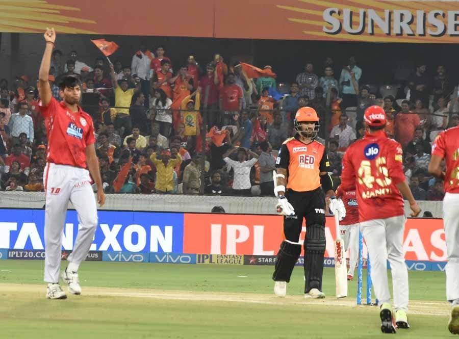 किंग्स इलेवन पंजाब के खिलाड़ी आईपीएल 2018 के दौरान धवन के शिखर विकेट के पतन का जश्न मनाते हुये फोटो