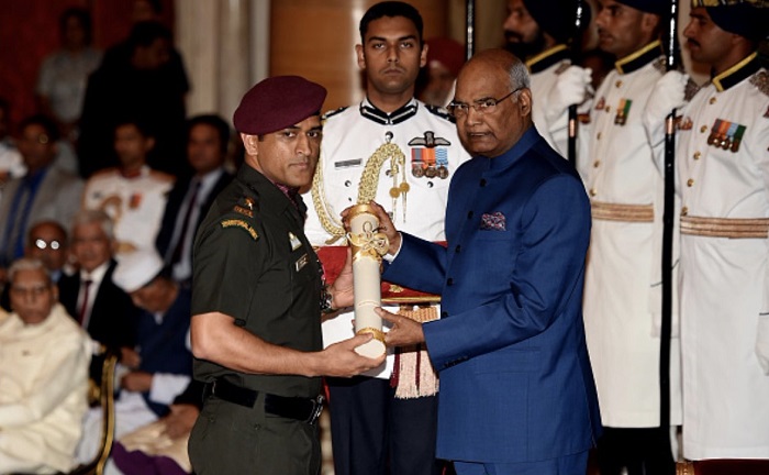 MS Dhoni walked like an army man to receive Padma Bhushan MS Dhoni walked like an army man to receive Padma Bhushan