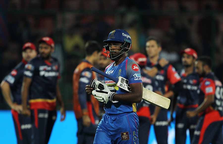 आईपीएल 2018 के दौरान दिल्ली डेयरडेविल्स संजू सैमसंग विकेट का पतन मनाते हैं फोटो