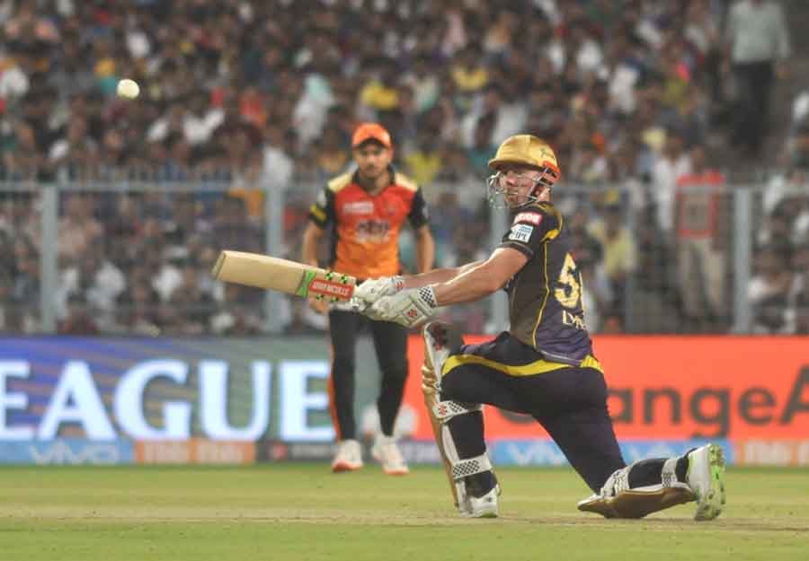 Kolkata Knight Riders Chris Lynn In Action During The Qualifier 2 Match Of IPL 2018 Images in Hindi