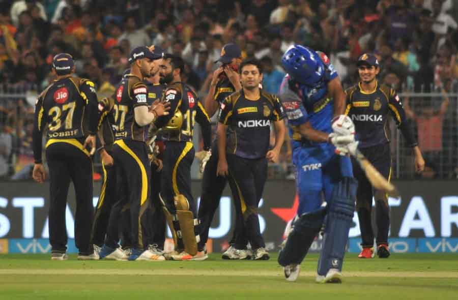 Kolkata Knight Riders Piyush Chawla Celebrates Fall Of Rahul Tripathis Wicket During The Eliminator  in Hindi