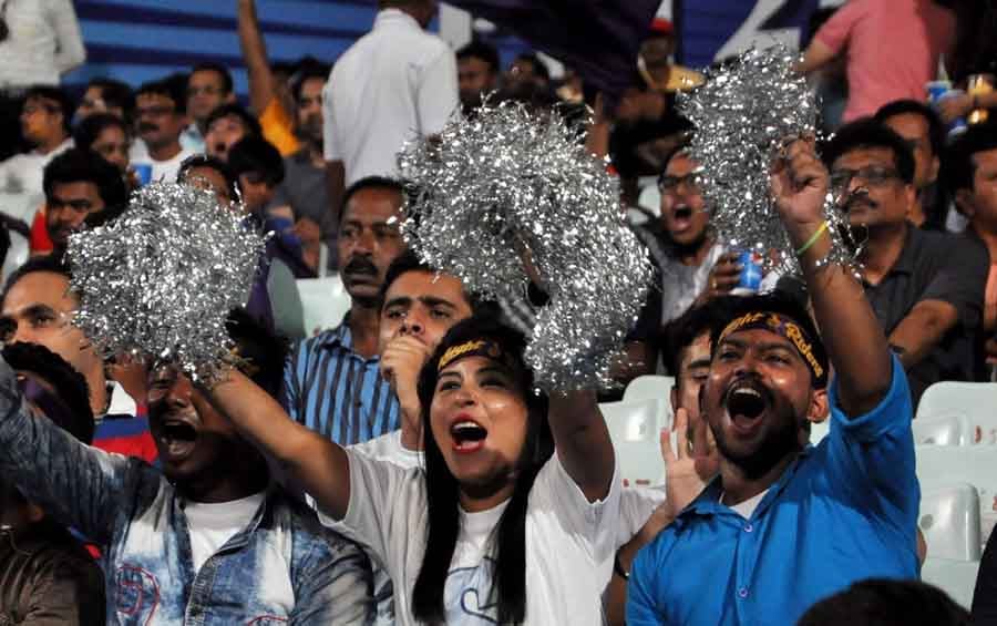 Kolkata Knight Riders Fans Cheer During The Eliminator Match Of IPL 2018 Game Images in Hindi
