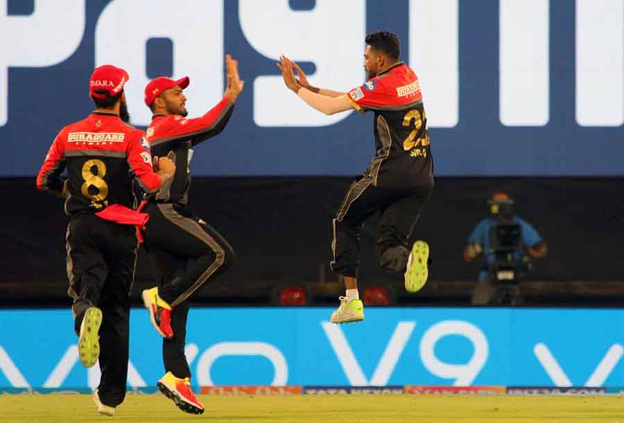 आरसीबी के मोहम्मद सिराज एक आईपीएल मैच 2018 के दौरान करण नायर विकेट के पतन का जश्न मनाते हुये