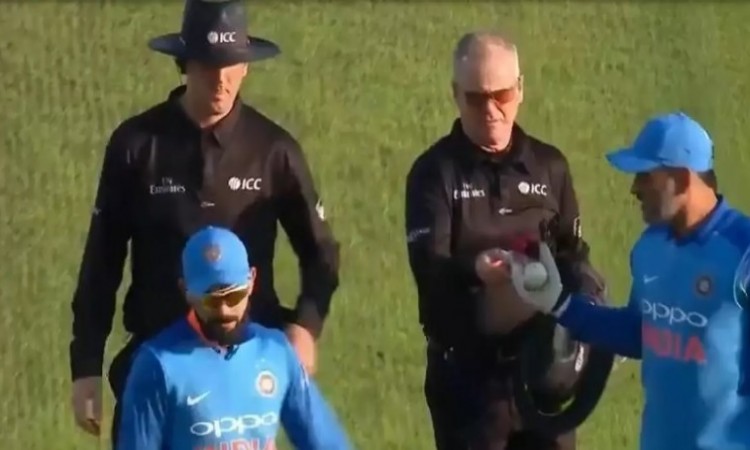  Ms Dhoni took the ball to show it to bowling coach says coach ravi Shastri