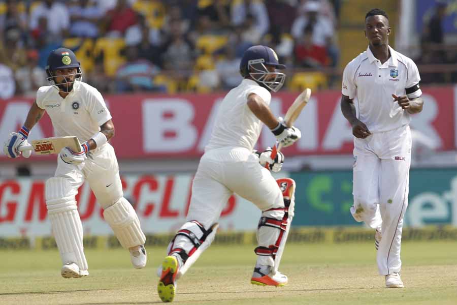 विराट कोहली और अजिंक्य रहाणे पहले टेस्ट मैच के दौरान फोटो