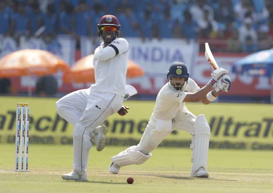 राजकोट भारतीय कप्तान विराट कोहली भारत और वेस्टइंडीज के बीच पहले टेस्ट मैच के दौरान एक्शन में फोटो