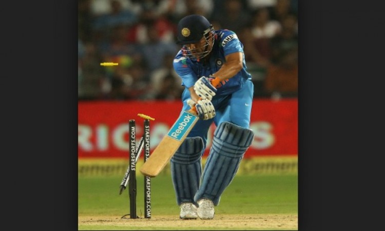 महान धोनी को बोल्ड करने वाला यह गेंदबाज निकला फिक्सिंग करने वाला, क्रिकेट जगत हैरान Images