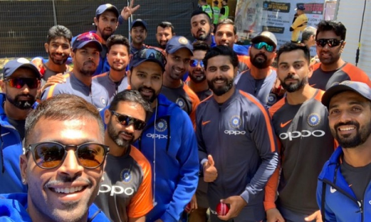 टीम इंडिया में वापसी कर हार्दिक पांड्या काफी खुश, खिलाड़ियों के साथ सेल्फी पोस्ट कर लिखी ये बात Imag