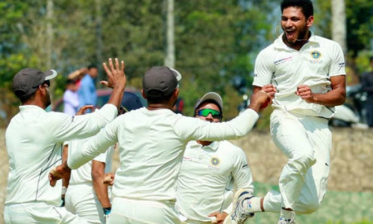 बेसिल थम्पी की शानदार गेंदबाजी के दम पर गुजरात को हराकर पहली बार सेमीफाइनल में केरल Images