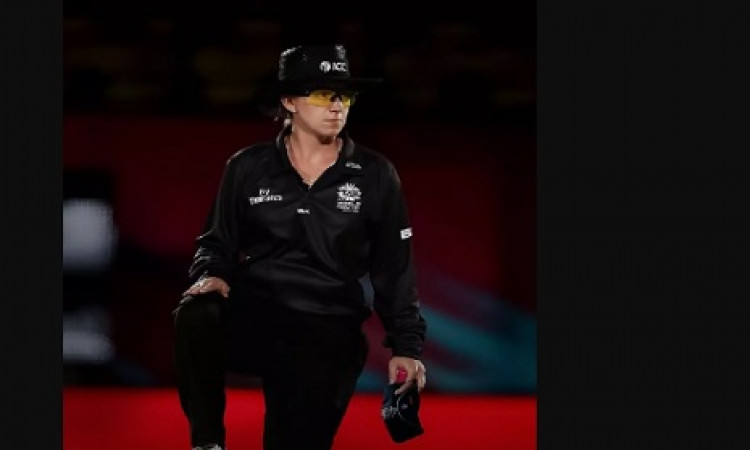 आस्ट्रेलिया की क्लेयर पोलोसाक पुरुष वनडे मैच में अम्पायरिंग करने वाली पहली महिला अंपायर बनी Images