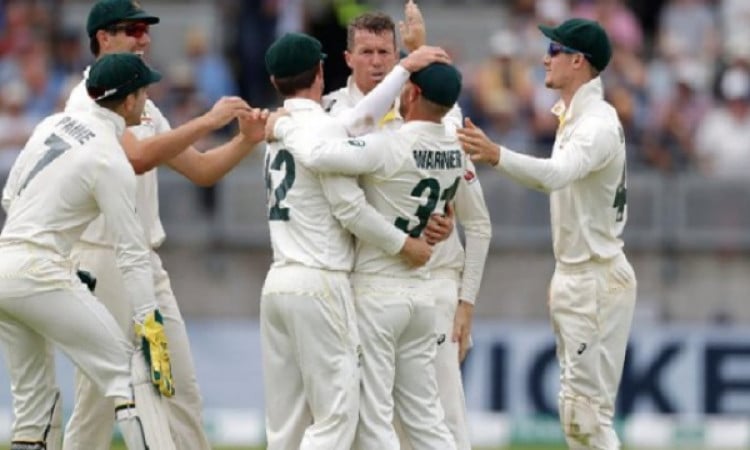 एशेज सीरीज: इंग्लैंड ने आस्ट्रेलिया पर बनाया 44 रनों की बढ़त, क्रिस वोक्स और स्टुअर्ट ब्रॉड मैदान पर