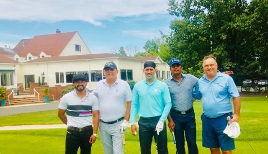 भारतीय टीम से बाहर चल रहे धोनी ने राष्ट्रीय खेल दिवस पर जाधव के साथ खेला गोल्फ Images