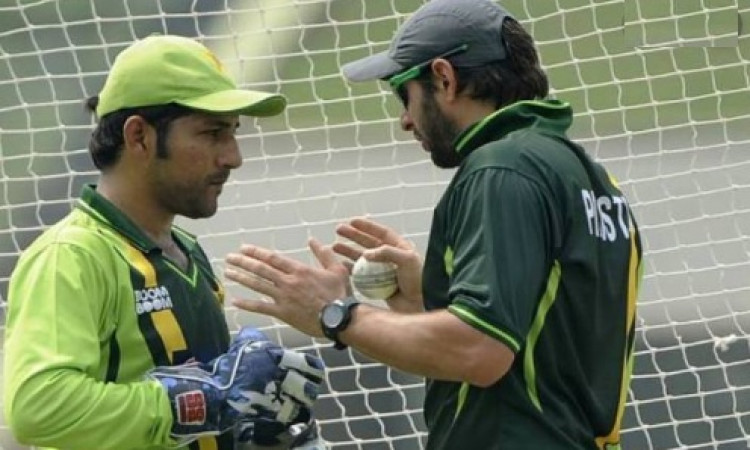 Afridi wants Sarfaraz to give up Test captaincy, focus on ODIs Images