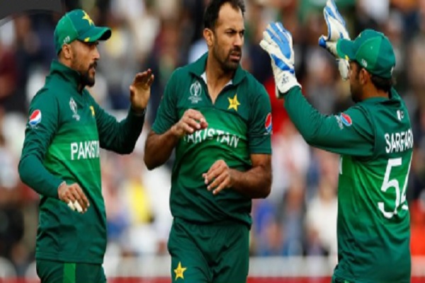 श्रीलंका के खिलाफ आगामी वनडे सीरीज से बाहर हुआ यह पाकिस्तानी गेंदबाज, पूरी टीम Images