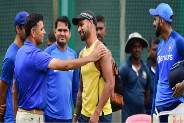 तीसरे टी-20 से पहले टीम इंडिया के खिलाड़ियों से मिले राहुल द्रविड़ Images