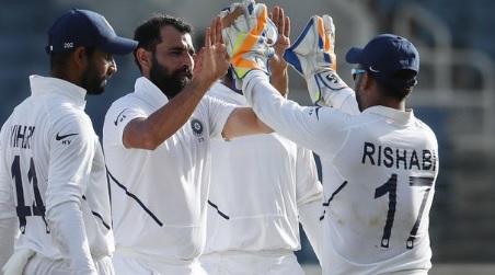 वेस्टइंडीज के खिलाफ भारत को मिली जीत, इधर भारत में मोहम्मद शमी  के खिलाफ अरेस्ट वारंट जारी Images