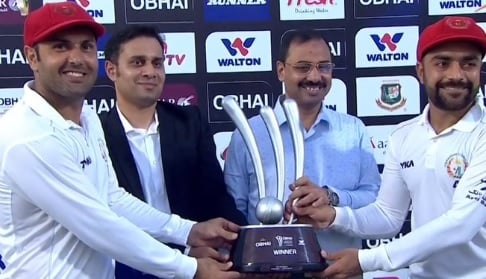 राशिद खान ने मैन ऑफ द मैच अवार्ड अपने साथी खिलाड़ी मोहम्मद नबी को किया डेडिकेट ! Images