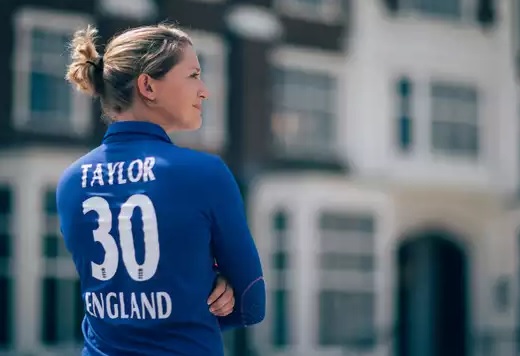 इंग्लैंड की महिला क्रिकेटर सारा टेलर ने किया इंटरनेशनल क्रिकेट से संन्यास का ऐलान Images