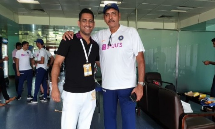 ऐतिहासिक जीत के बाद रवि शास्त्री मिले धोनी से, दिया ऐसा दिल जीतने वाला रिएक्शन ! Images