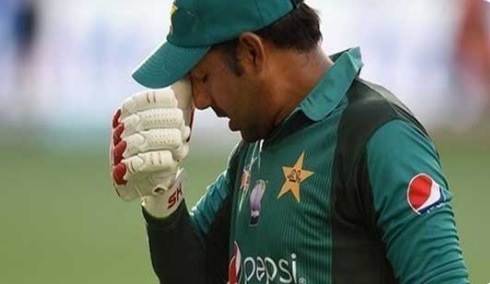 Safaraz removed as Pak Test & T20I skipper; Azhar & Babar take over Images