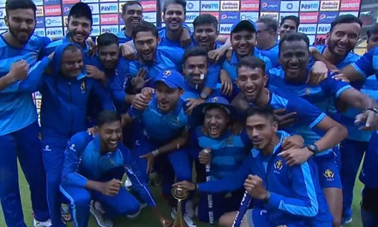 विजय हजारे ट्रॉफी के फाइनल में कर्नाटक ने हराया तमिलनाडु को, चौथी दफा किया खिताब पर कब्जा Images