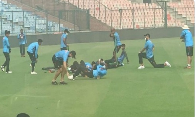 दिल्ली में वायु प्रदूषण के चलते बांग्लादेशी खिलाड़ियों ने मास्क पहन कर अभ्यास सत्र में हिस्सा लिया I