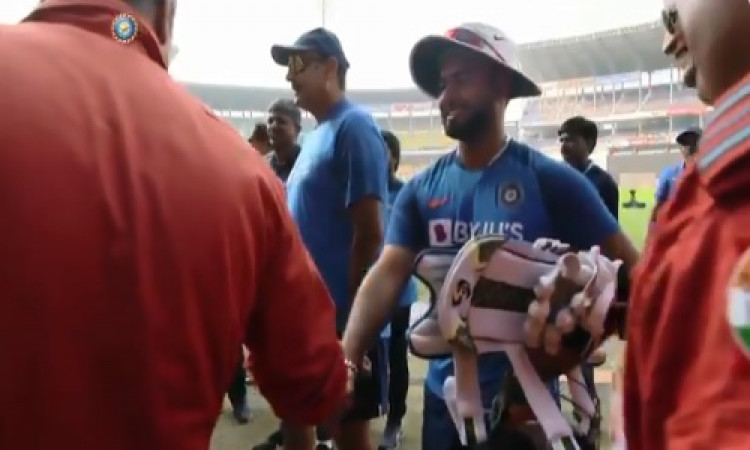 Video आईएएफ ऐरोबेटिक टीम से मुलाकात कर भारतीय टीम के खिलाड़ियों का रहा ऐसा रिएक्शन, देखिए  Images