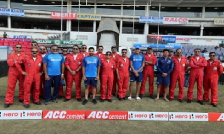 भारतीय क्रिकेट टीम ने की आईएएफ ऐरोबेटिक टीम से मुलाकात Images
