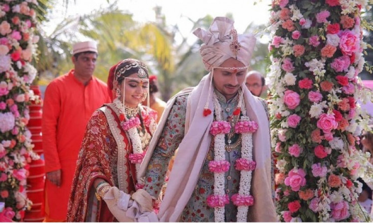 मुंबई क्रिकेटर सिद्धेश लाड ने की शादी, इस खूबसूरत लड़की को बनाया अपना हमसफर ! Images