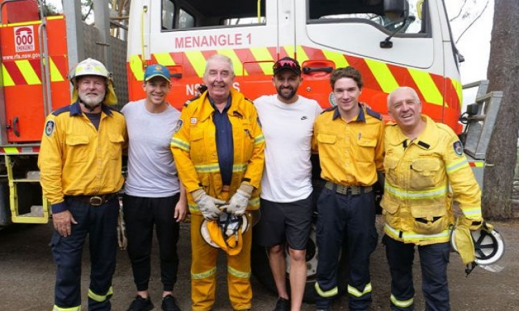 आस्ट्रेलियाई खिलाड़ियों ने आग से बचाने वाले नायकों से की मुलाकात ! Images