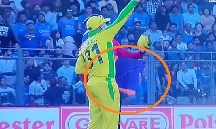 VIDEO पहले वनडे के दौरान मैदान पर गिरी पतंग, वॉर्नर ने पतंग  की डोर पकड़कर अंपायर को थमाई ! Images