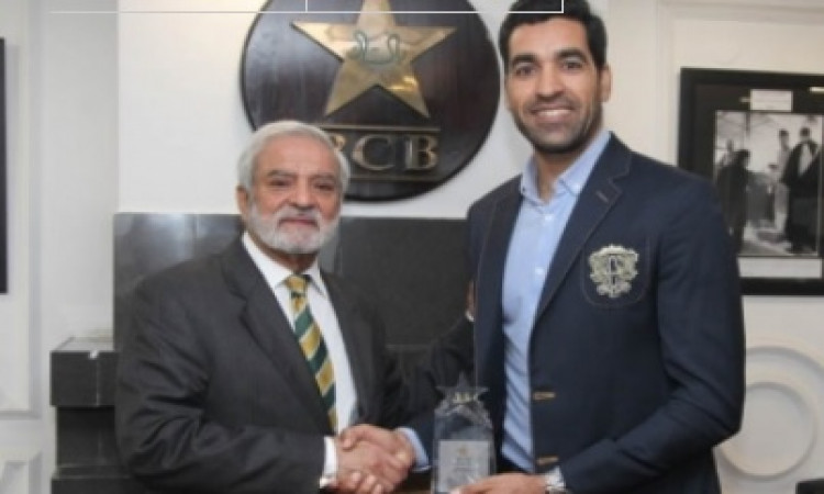 Umar Gul honoured by PCB for 2009 World T20 heroics Images