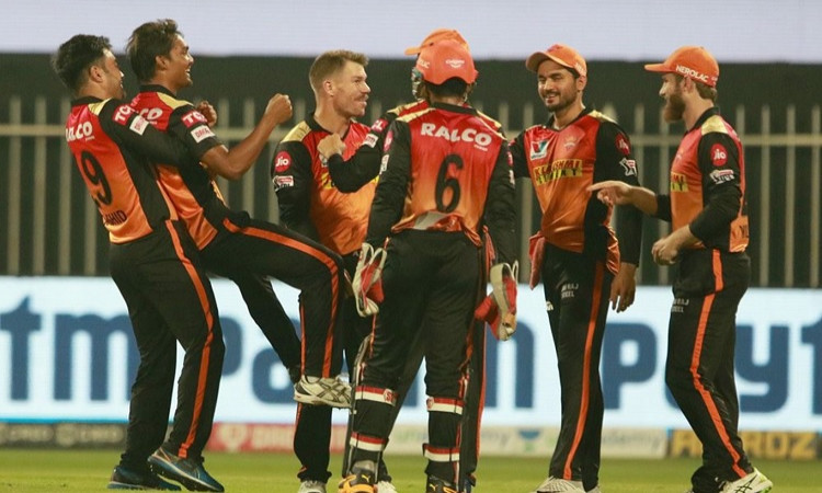 IPL 2020: सनराइजर्स हैदराबाद की कसी हुई गेंदबाजी,रॉयल चैलेंजर्स बैंगलोर को  120 रनों पर रोका - Sunrisers hyderabad restrict royal challengers bangalore  to 1207 wickets On Cricketnmore