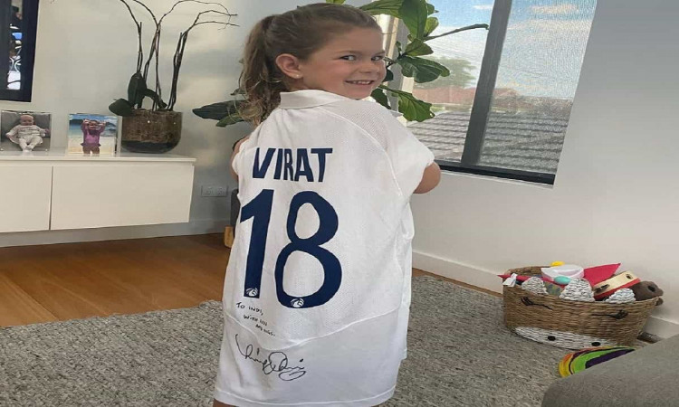 Virat Kohli gifted his jersey to David Warner's Daughter