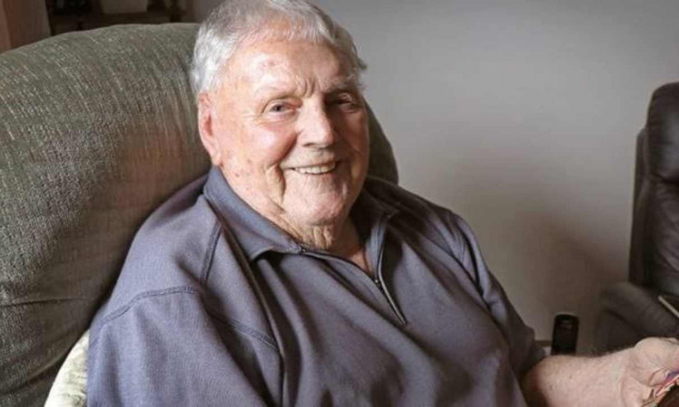 alan burgess the oldest living first class cricketer died at the age of 100 years