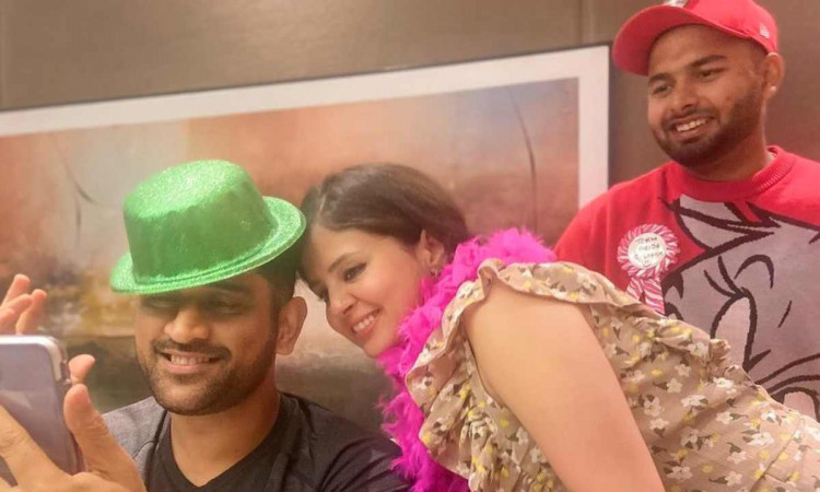 Cricket Image for हरी टोपी पहने माही का दिखा अलग अंदाज, पत्नी साक्षी ने शेयर की धोनी और पंत की प्यार