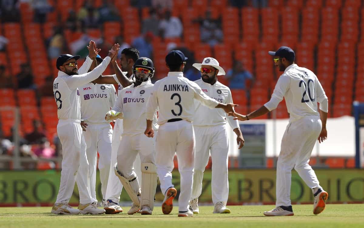भारतीय गेंदबाजों के आगे बिखरी इंग्लैंड टीम, पहली पारी में बनाए महज 205 रन England team scattered ahead of Indian bowlers, scored just 205 runs in first innings