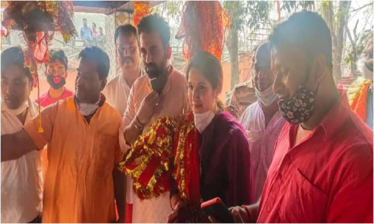 Cricket Image for धोनी के शहर पहुंचे ज़हीर और पत्नी सागरिका, जब माथा टेकने रजरप्पा मंदिर पहुंचे