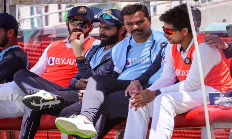 Cricket Image for Sunil Gavaskar Jokes On Ravindra Jadeja's Thumb Injury 