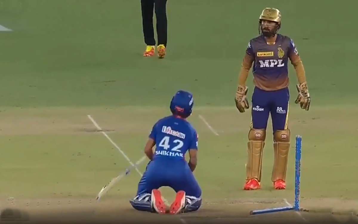 Dc Vs Kkk Funny Moments Between Shikhar Dhawan And Dinesh Karthik in Hindi  - VIDEO: दिनेश कार्तिक ने शिखर धवन पर चिल्लाया, तो बीच मैदान घुटनों पर बैठ  गए 'गब्बर'