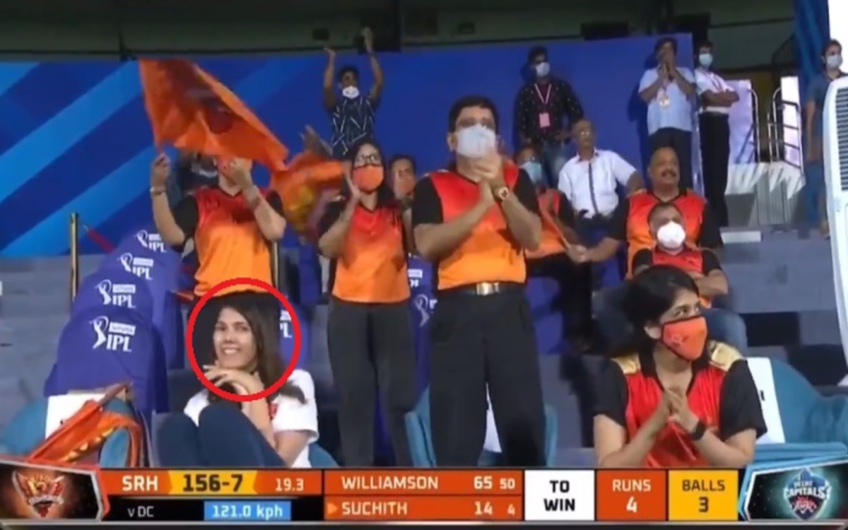 Ipl 2021 Srh Ceo Kaviya Maran Happy After Suchith Six On Rabada Last Over in Hindi - VIDEO: सुचित ने मारा रबाडा की गेंद पर छक्का, कुर्सी पर बैठे हंसी से लोट