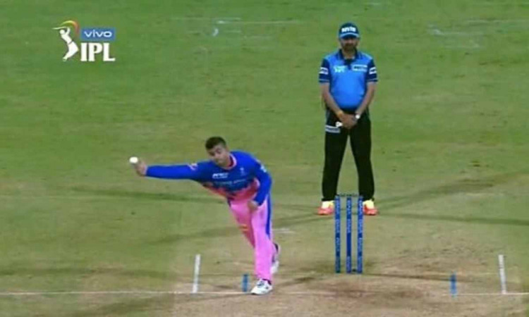 Cricket Image for VIDEO : रियान पराग ने दिया क्रिस गेल को चकमा, जाधव के एक्शन से की गेंदबाज़ी तो अंप