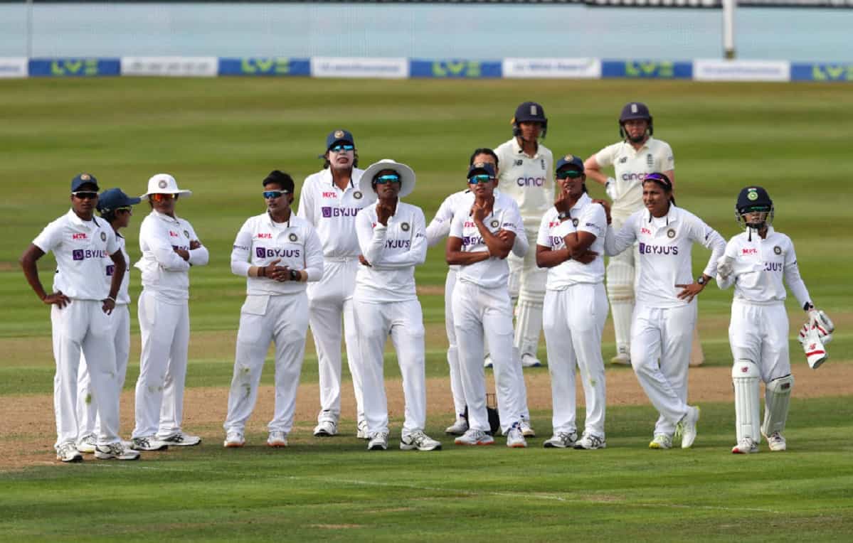 Cricket Image for IND W vs ENG W: स्पिनर्स ने कराई भारत की वापसी, लेकिन नाइट और ब्यूमोंट ने ठोके अर्