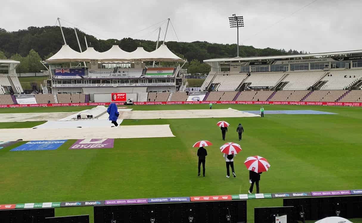 Covers on to start the day at the Hampshire Bowl Covers on to start the day at the Hampshire Bowl