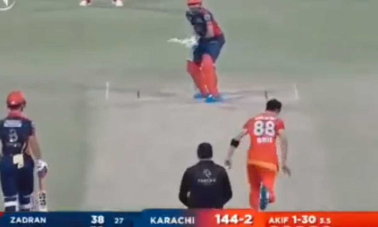 Cricket Image for VIDEO : 15 रन लुटाने के बाद बॉलर से नहीं हो रही थी बॉलिंग, बैटसमैन बाबर आज़म ने अप